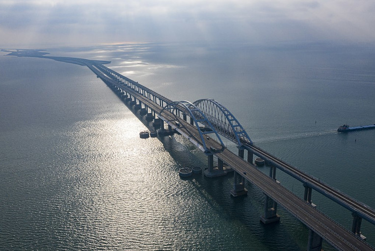 Автомобильное движение по Крымскому мосту возобновили досрочно