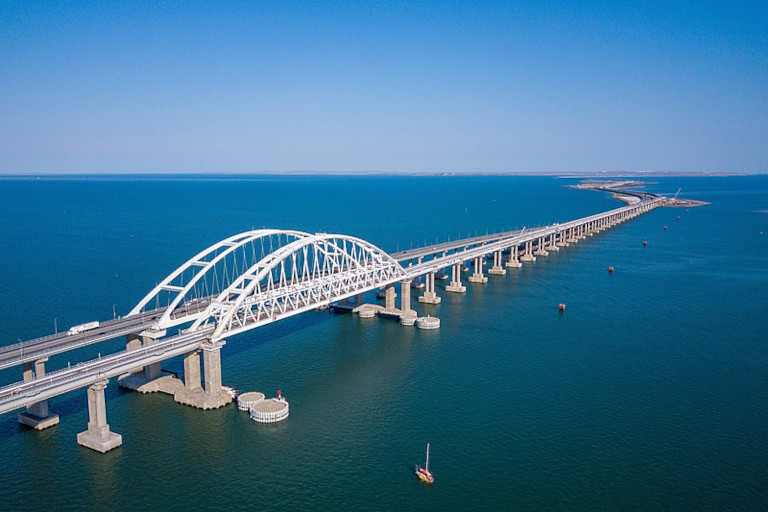 Левую часть Крымского моста открыли для движения автомобилей